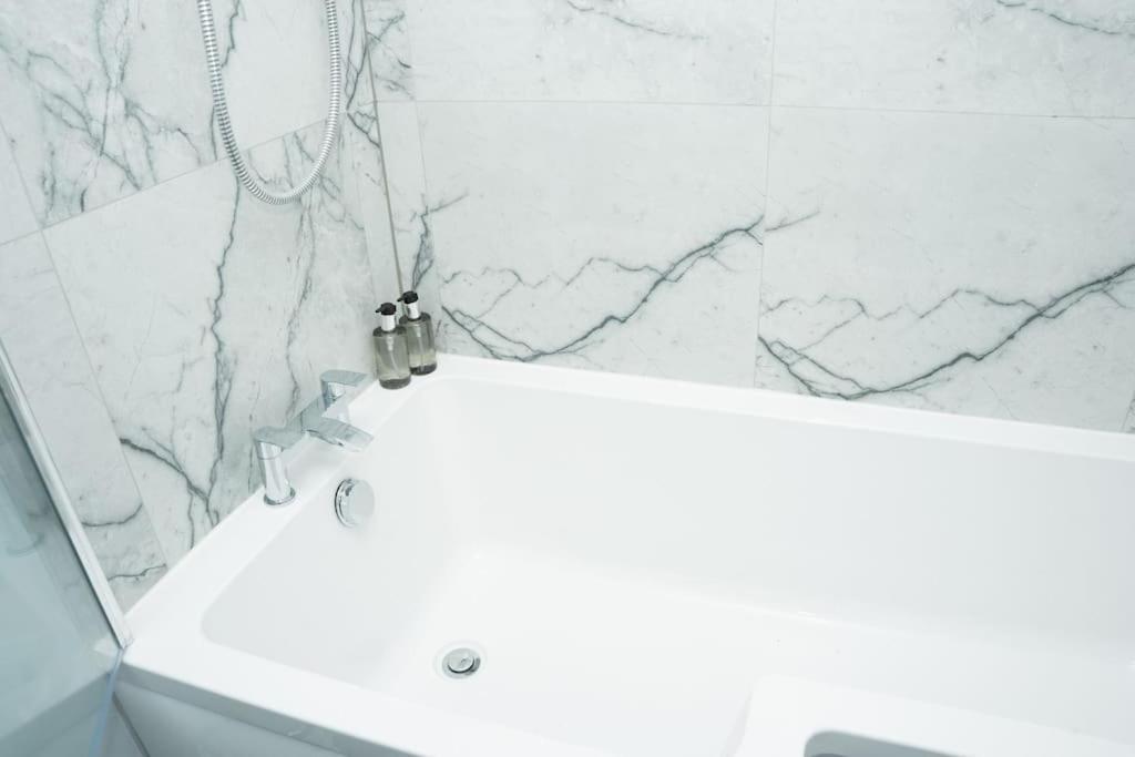 Stylish Home In York - Free Wifi & Parking - Close To Racecourse & City Centre Zewnętrze zdjęcie